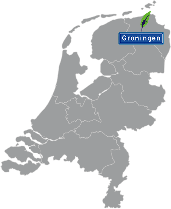 Grijze kaart van Nederland met Groningen aangegeven voor maatwerk taalcursus Duits zakelijk - blauw plaatsnaambord met witte letters en Dagnall veer - transparante achtergrond - 600 * 733 pixels